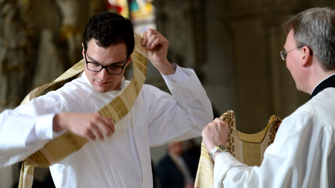 Während der Diakonenweihe legt der Kandidat die Querstola des Diakons an und empfängt die Dalmatik, die er über der weißen Albe trägt.
