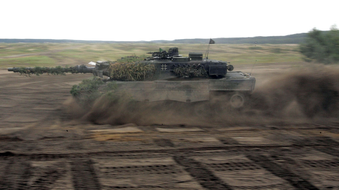 Der Einsatz deutscher Leopard-II-Panzer (hier während einer Präsentation in Deutschland) gegen die Kurden in Nordsyrien zeige die Widersprüchlichkeit westlicher Politik im Nahen Osten, sagt „Pax Christi“.