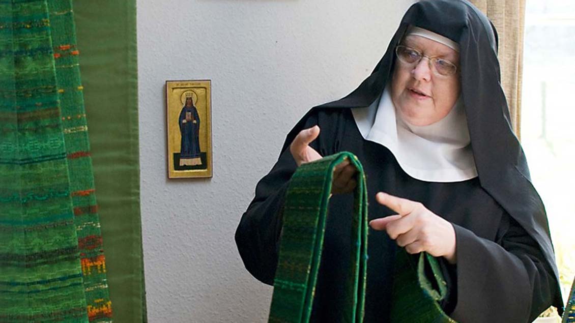 Schwester Maria Regina ist die Verantwortliche für die Herstellung liturgischer Gewänder.