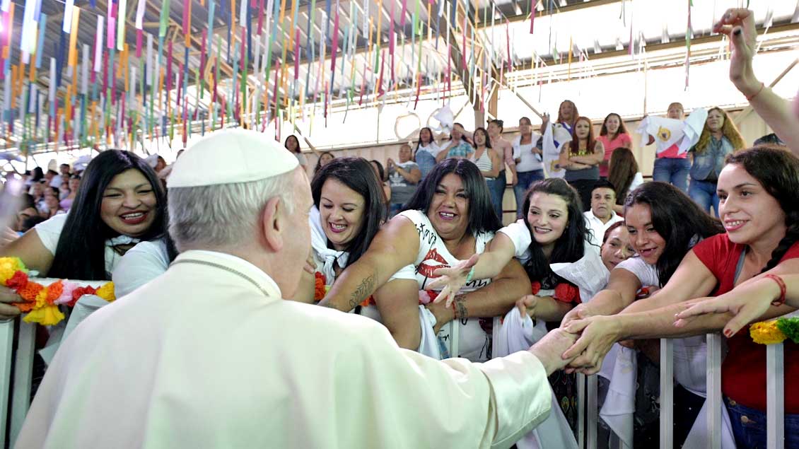 Papst Franziskus im Frauengefängnis von Santiago.
