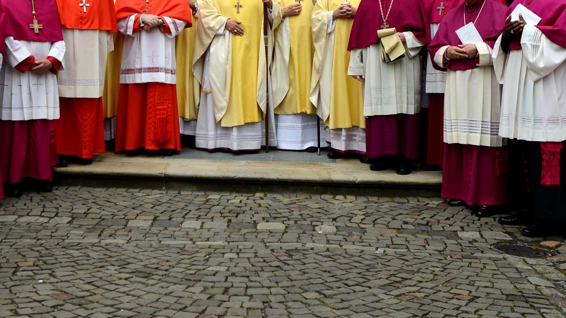 Von Violett über Rot und Weiß bis Schwarz: Den Titeln von Geistlichen in der Kirche entsprechen verschiedene Farben.