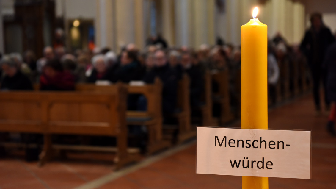 Gegen die „menschenverachtenden Standpunkte“ der AfD protestiert das Institut für Theologie und Politik. Unser Bild zeigt einen Gottesdienst während eines umstrittenen Empfangs der AfD im Rathaus von Münster im Januar 2017.