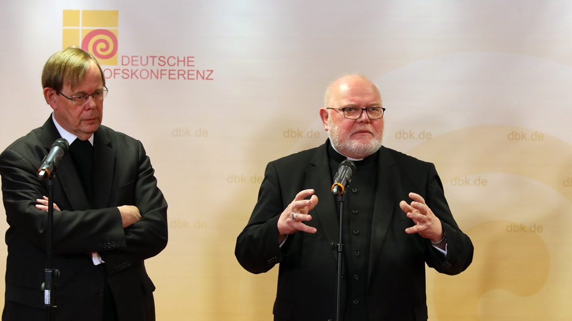 Stellten sich zu Beginn der Vollversammlung in Ingolstadt der Presse: Kardinal Reinhard Marx (rechts) und der Sekretär der Bischofskonferenz, Pater Hans Langendörfer.