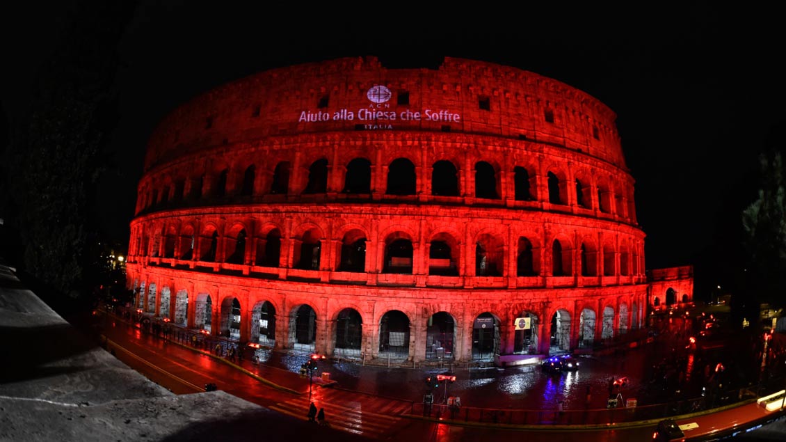 Das Kolosseum in Rom wurde in Erinnerung an verfolgte Christen mit blutrotem Licht angeleuchtet und mit dem Schriftzug von „Kirche in Not Italien“ angestrahlt.