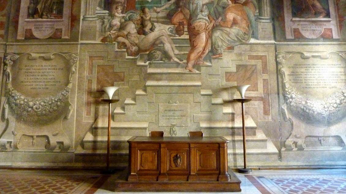 Repräsentations-Saal der „Sacra Romana Rota„, des höchsten Kirchengerichts in Rom.