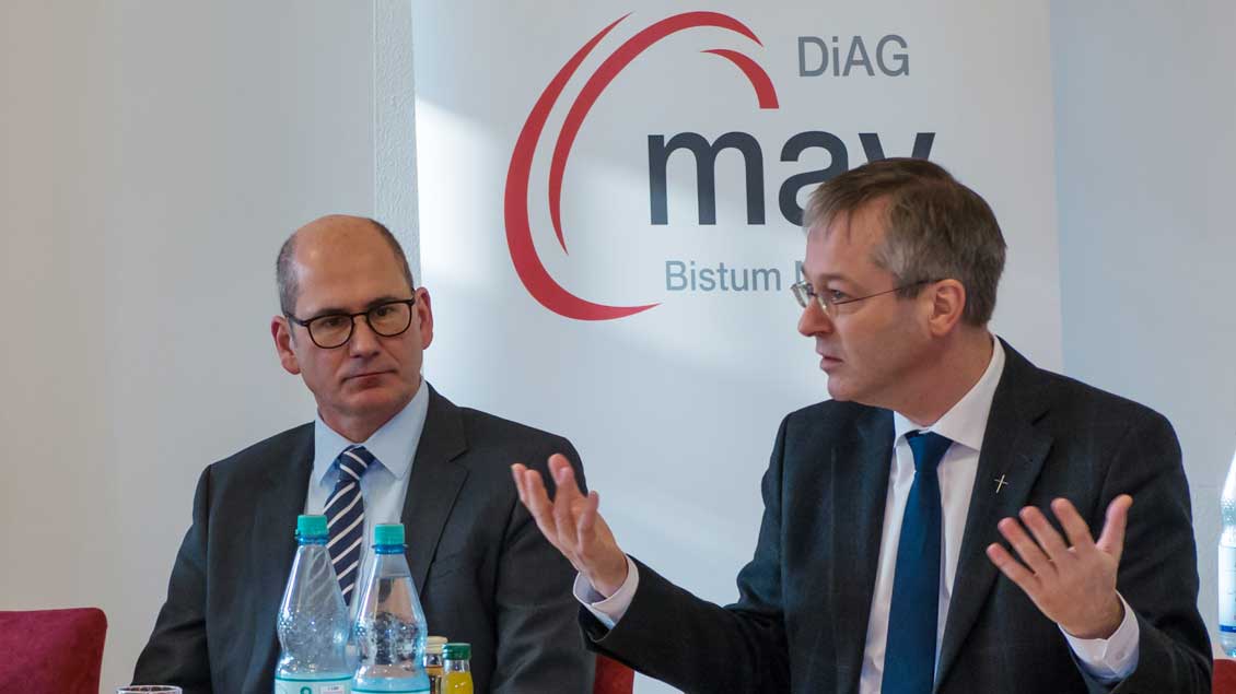 Neben Generalvikar Norbert Köster (rechts) war auch Diethelm Schaden, Leiter der Abteilung Personal im Bischöflichen Generalvikariat, bei der DiAG-MAV zu Gast.