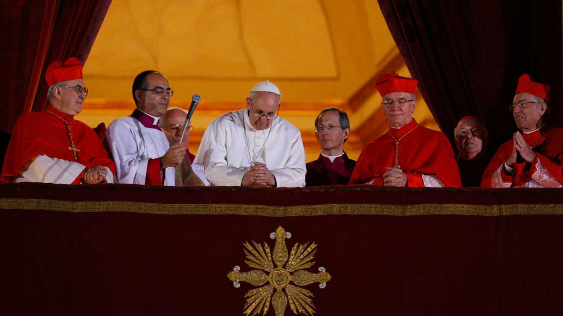Papst Franziskus auf dem Balkon des Petersdoms.
