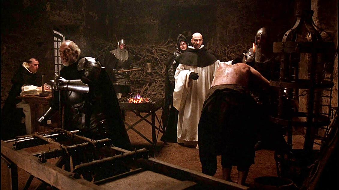 Brutal, erbarmungslos, ungerecht: die Inquisition, wie man sie sich vorstellt - in etwa wie in dieser Szene aus dem Film „Der Name der Rose“ (1986, hier mit F. Murray Abraham als Inquisitor und Dominikaner Bernardo Gui).