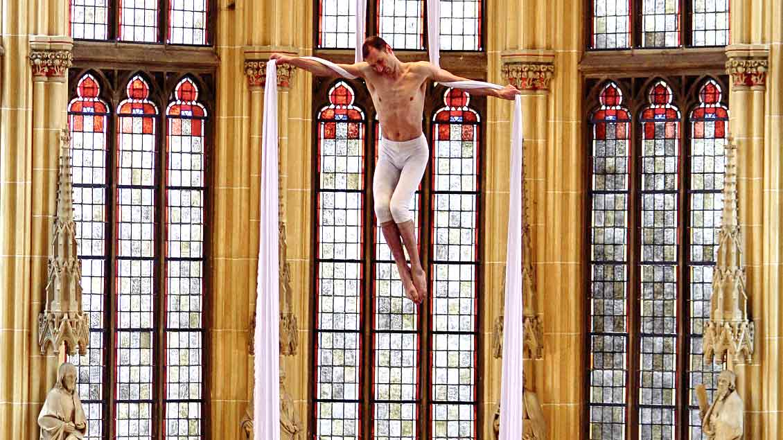 Martin Bukovsek alias Carismo stellt die Kreuzigung Jesu am Vertikaltuch dar – in rund 20 Metern Höhe. Unser Bild entstand bei seinem Auftritt 2009 in der St.-Joseph-Kirche in Münster.