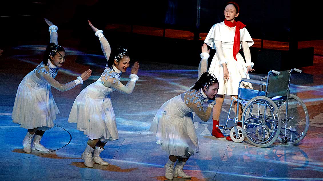 Artisten tanzen während der Abschlusszeremonie bei den Paralympics in Pyeong Chang in Südkorea.