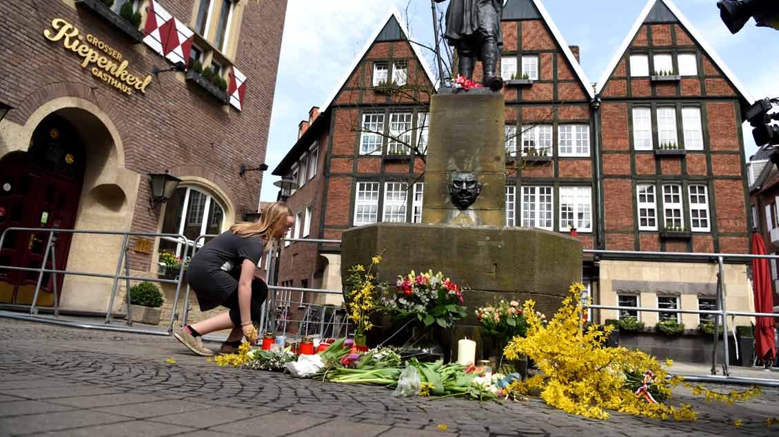 Schweigend legen Menschen dem Tatort des Amoklaufs Blumen nieder, entzünden Kerzen: einem kleinen Platz vor der Traditions-Gaststätte "Kiepenkerl".