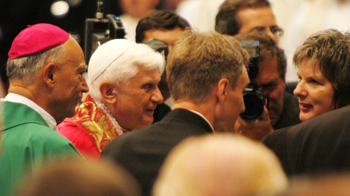 Bischof Reinhard Lettmann und Papst Benedikt XVI. bei der Seligsprechung Kardinal von Galens im Oktober 2005 im Petersdom.