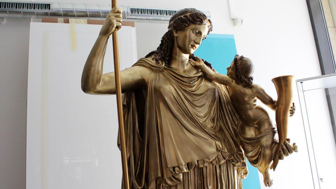 Gipsabguss der Friedensgöttin Eirene des Kephisodot (375 v. Chr.) im Archäologischen Museum.