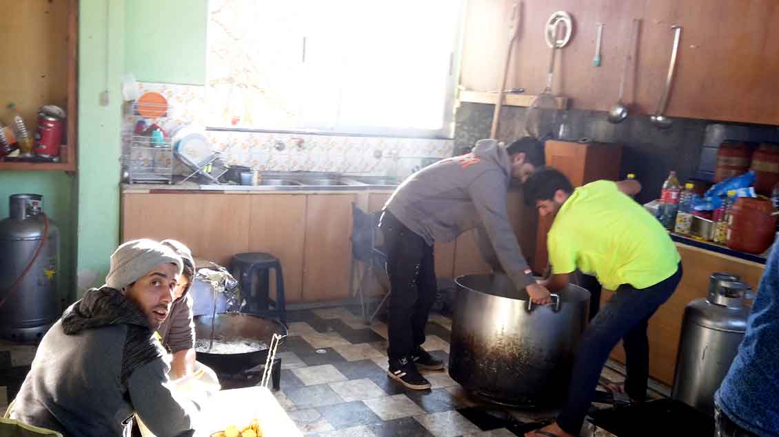 Kochen für Flüchtlinge auf Lesbos. 