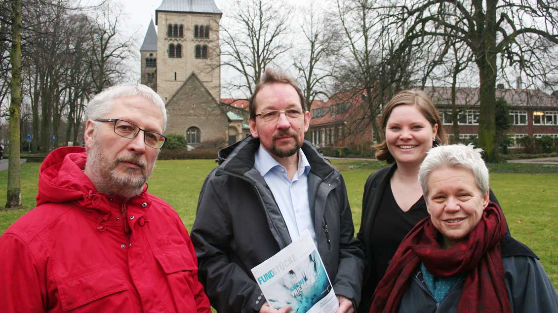 Stecken in den Vorbereitungen (von links): Ludger Picker, Bernd Lenkeit (ehrenamtlicher Helfer), Lisa Sauer und Ortrud Harhues (ehrenamtliche Helferin) vor der Mauritzkirche.