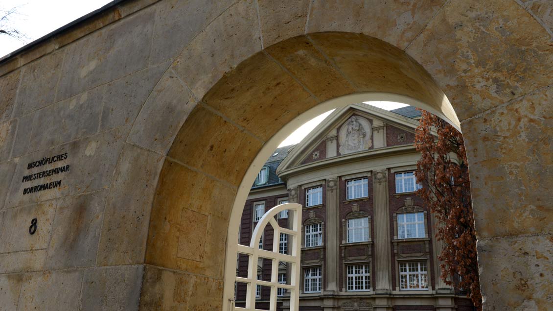 Blick durch die Eingangspforte des Priesterseminars Collegium Borromaeum in Münster: Priesteramtskandidaten lassen die Auseinandersetzung mit ihrer Sexualität nicht vor der Tür zurück.