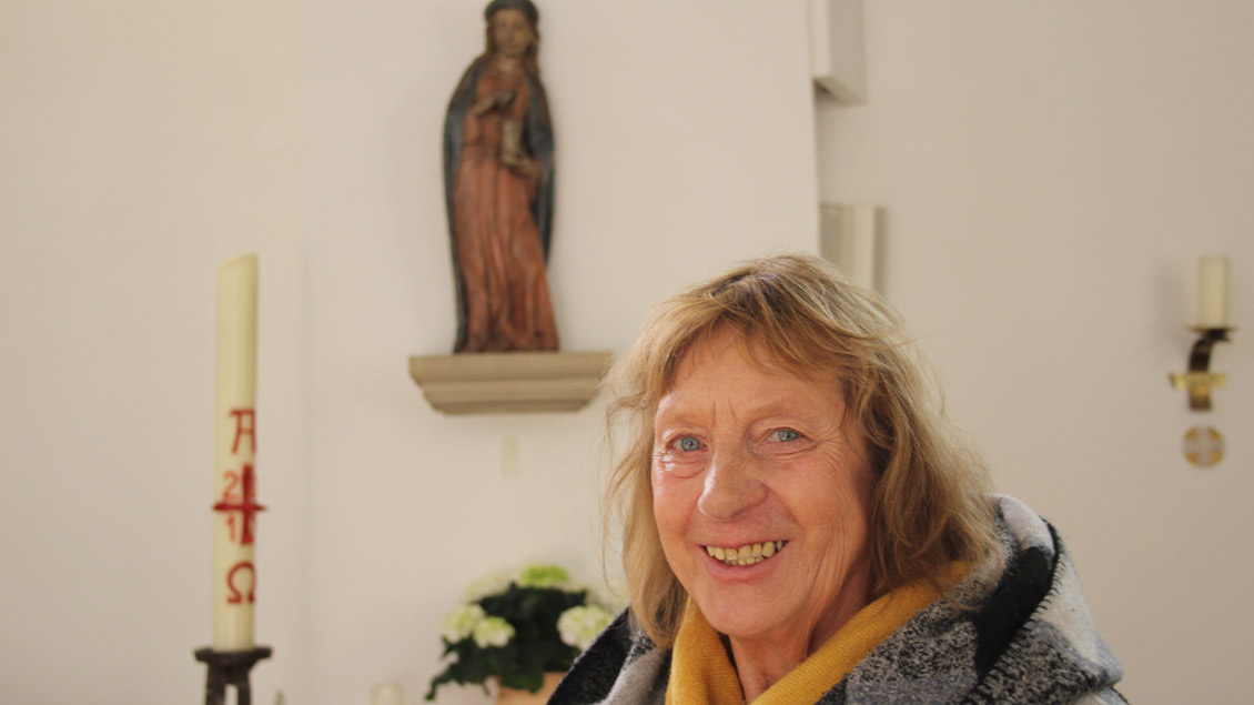Annegret Laakmann vor der Statue der Maria Magdalena in ihrer Heimatkirche St. Maria Magdalena in Haltern-Flaesheim.