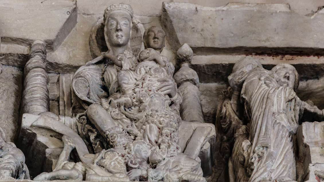 Das Relief zeigt die thronende Gottesmutter. Ihre Füße sind auf die vor ihr kauernden Männer als Verkörperung des Judentums (links) und des Heidentums (rechts) gelegt. 