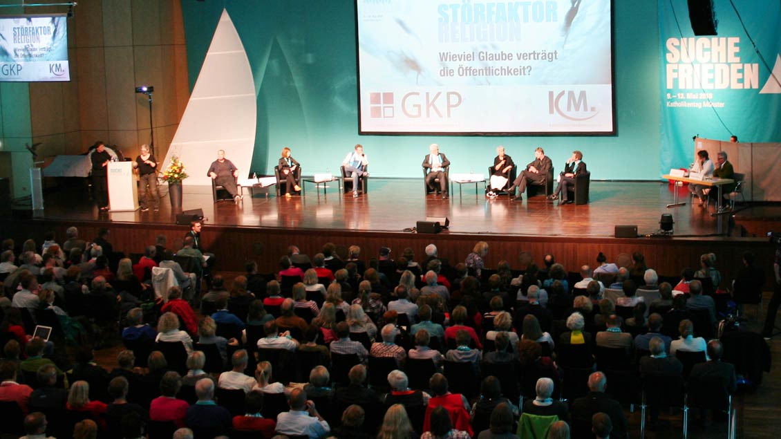 Voll besetzter Kongress-Saal der Halle Münsterland beim Katholikentags-Podium „Störfaktor Religion“.