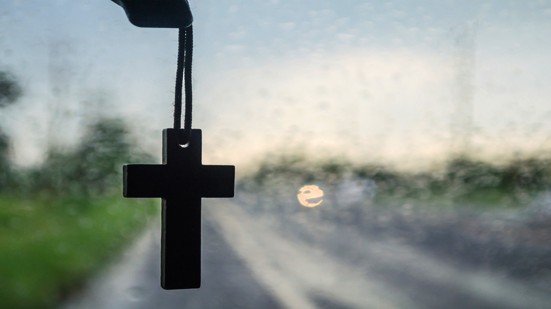 Ein Kreuz am Autospiegel oder eine Christophorus-Plakette am Armaturenbrett: Ausdruck des christlichen Glaubens.
