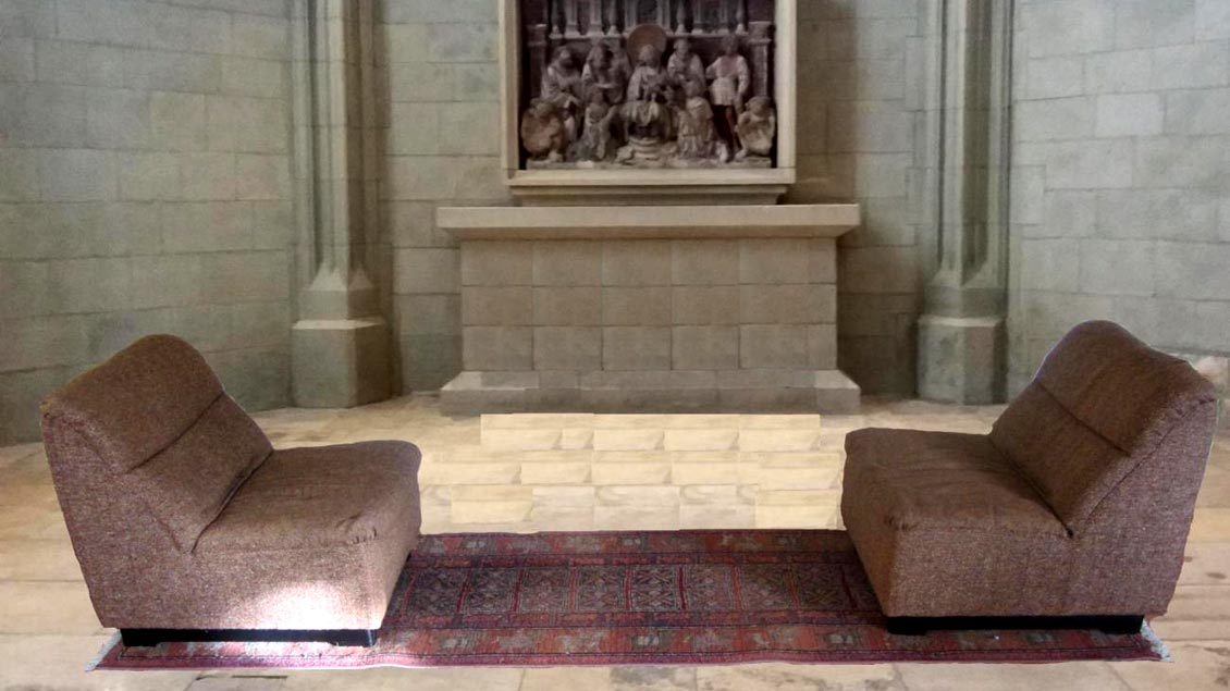 „Zusammensetzen. Auseinandersetzen“ ist der Titel dieser Installation von Tonio Nitsche in der Kreuzkapelle des Münsteraner Doms, die zur Ausstellung "Biete Frieden" zu sehen ist.