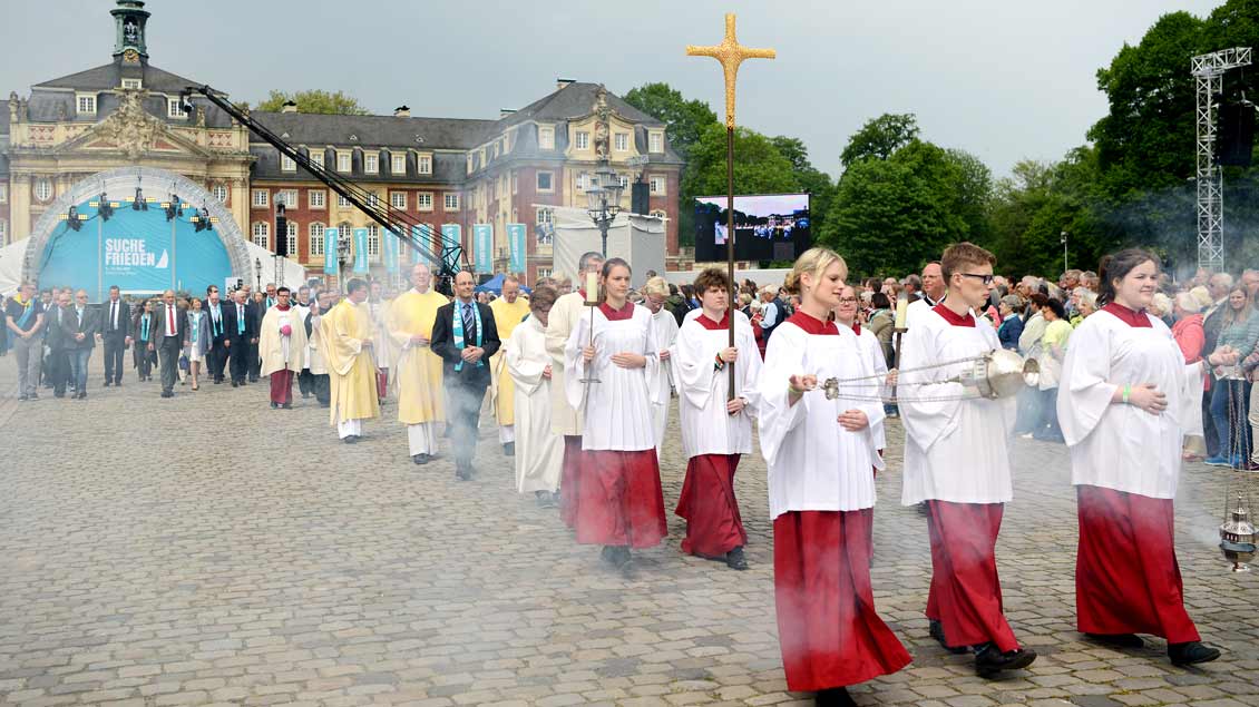 Mit einer feierlichen Messe zu Christi Himmelfahrt vor dem Münsteraner Schloss begann der zweite Tag des Katholikentags.