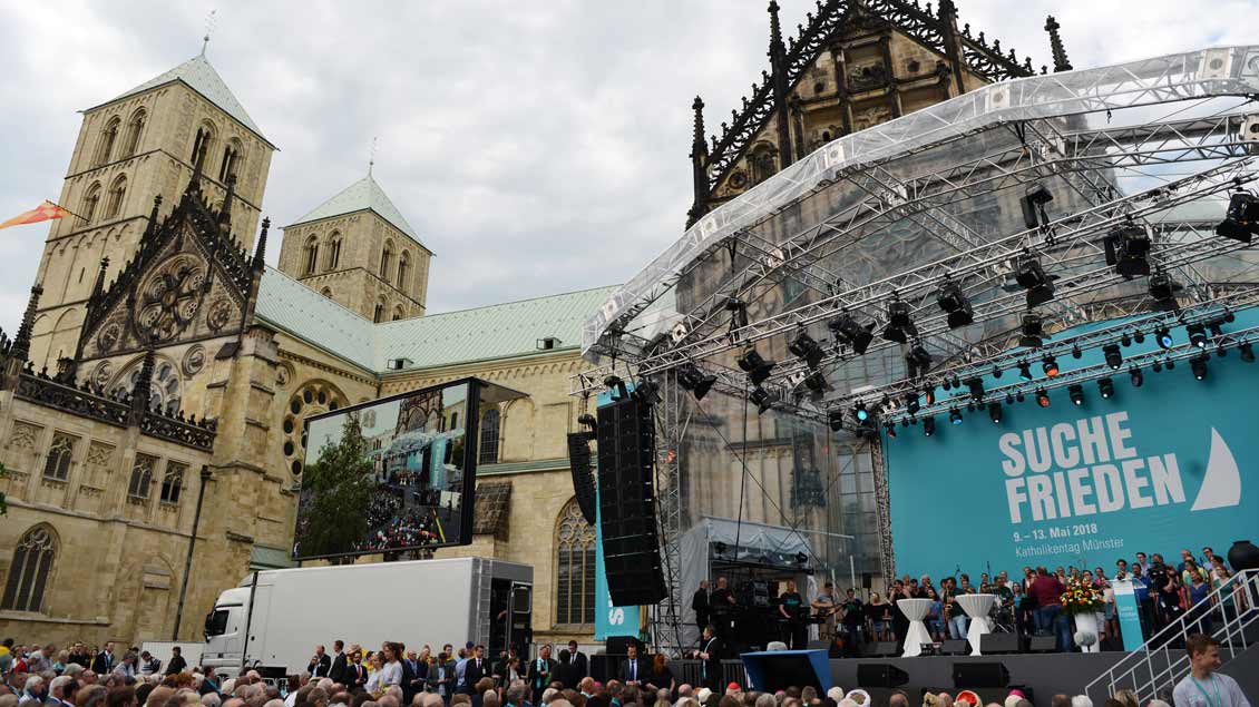 Rund 18.000 Christinnen und Christen waren bei der Auftakt-Veranstaltung auf dem Domplatz in Münster dabei.