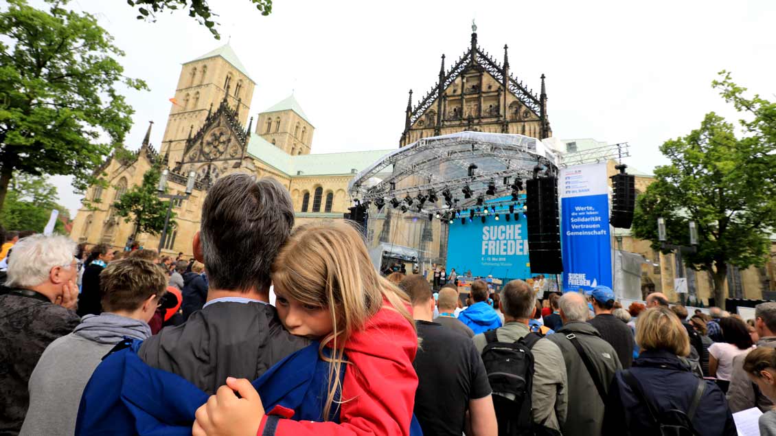 Mehr als 10000 Kinder, Jugendliche und Erwachsene haben an Christi Himmelfahrt einen Gottesdienst auf dem Domplatz in Münster gefeiert.