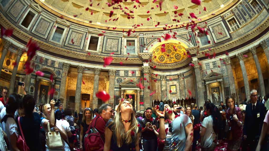 Jedes Jahr an Pfingsten rieseln im römischen Pantheon – einst Tempel, dann Kirche – tausende Rosenblätter durch das offene Dach auf die begeisterten Menschen herab.