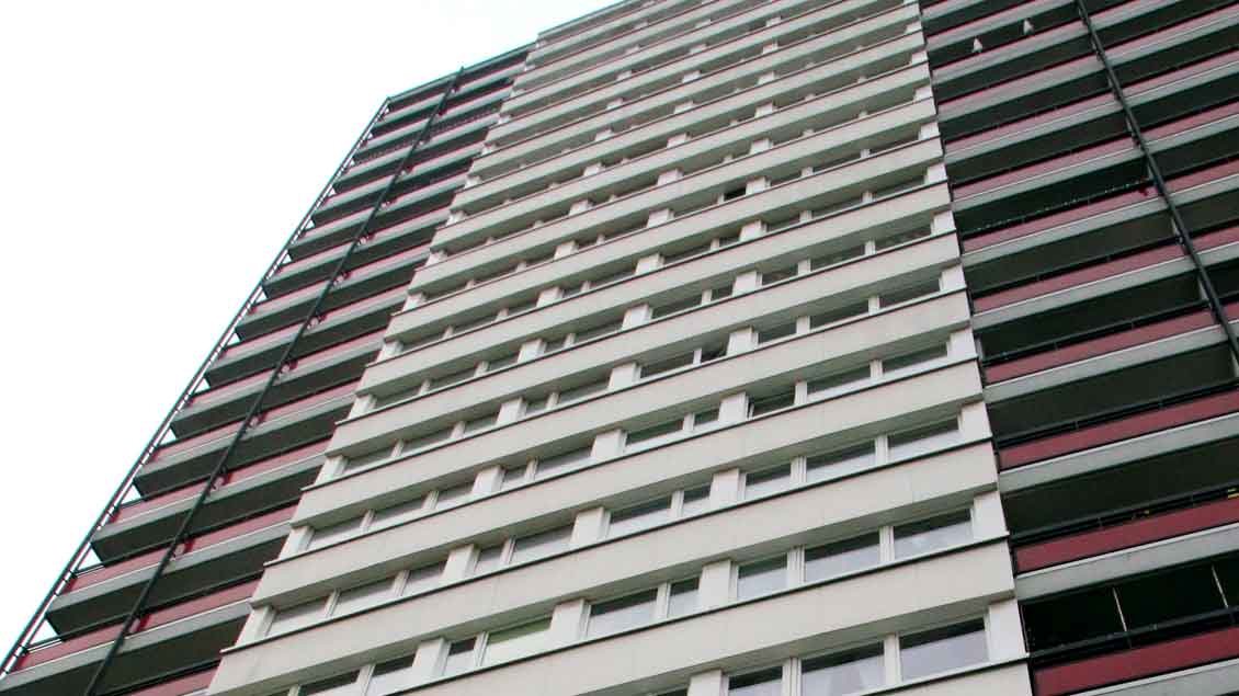 Der „Rote Riese“ im Duisburger Stadtteil Homberg-Hochheide hat 20 Stockwerke und 114 Wohnungen.