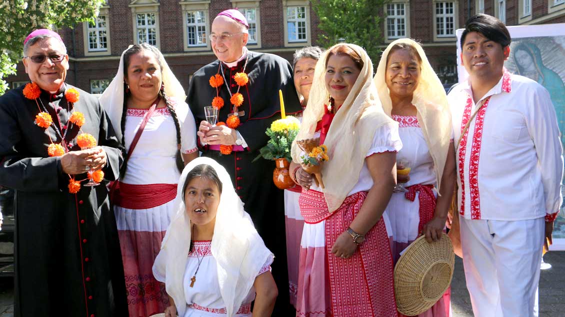 Mit Gästen aus Mexiko freuten sich Bischof Juan Pedro Juárez Meléndez (links) und Bischof Felix Genn über das Jubiläum.