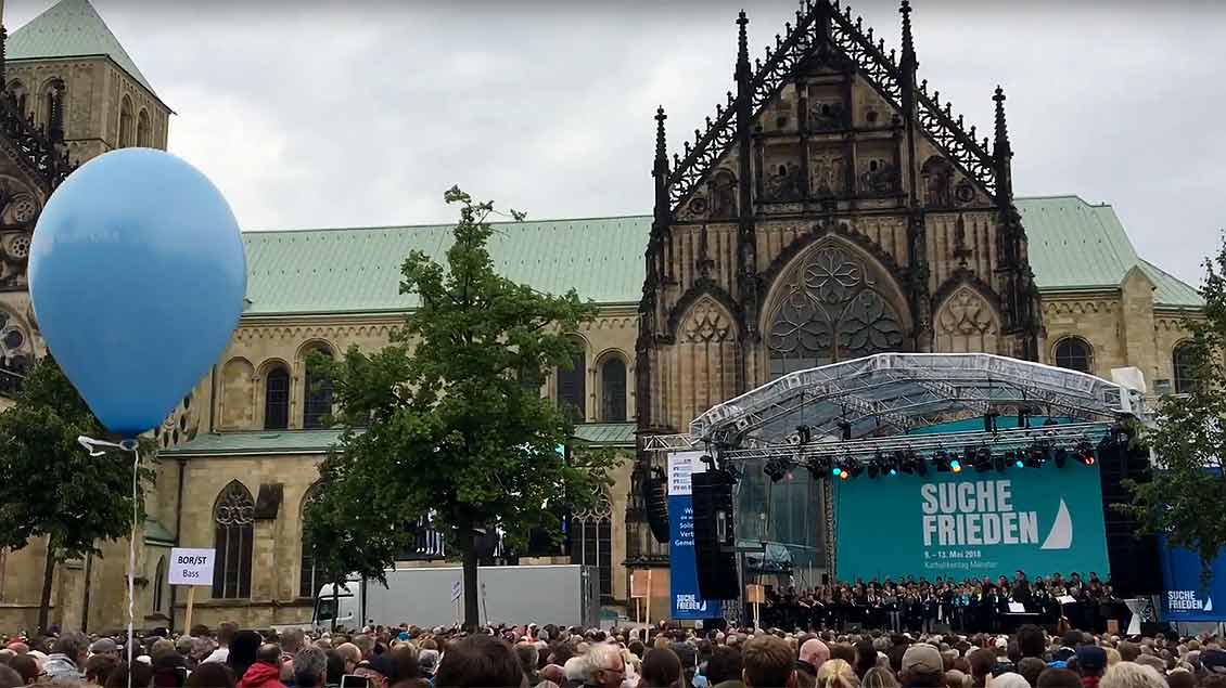 Ein Konzert der Superlative: 4300 Sänger aus dem Bistum Münster sangen vor dem Dom auf dem Katholikentag für eine friedvolle Welt.