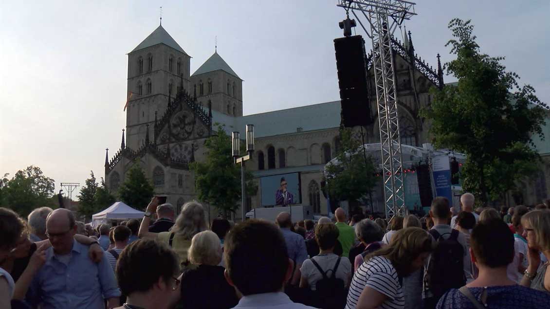 Mit der großen Strehlenfete an acht Orten in Münster, hier mit Götz Alsmann vor dem St.-Paulus-Dom, klang der Katholikentag am Samstag aus.