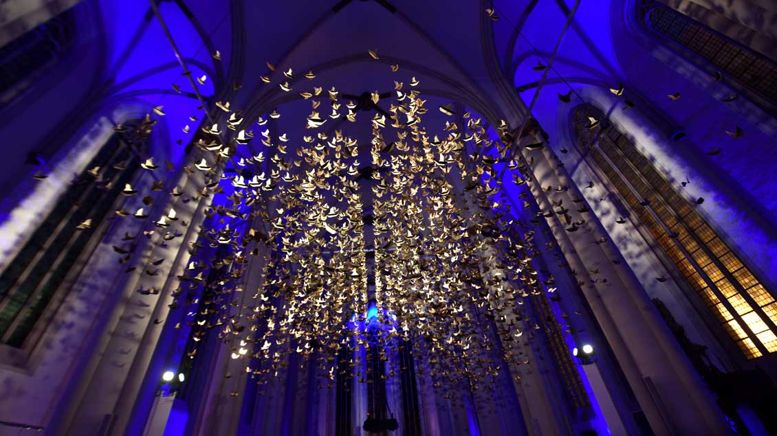 Die Taube ist ein Symbol für den Heiligen Geist: Kunst-Installation in der Liebfrauen-Überwasser-Kirche in Münster 2017/18.