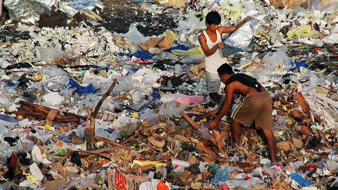 Zwei Verwandte Jesu auf den Philippinen leben auf einer Müllkippe.