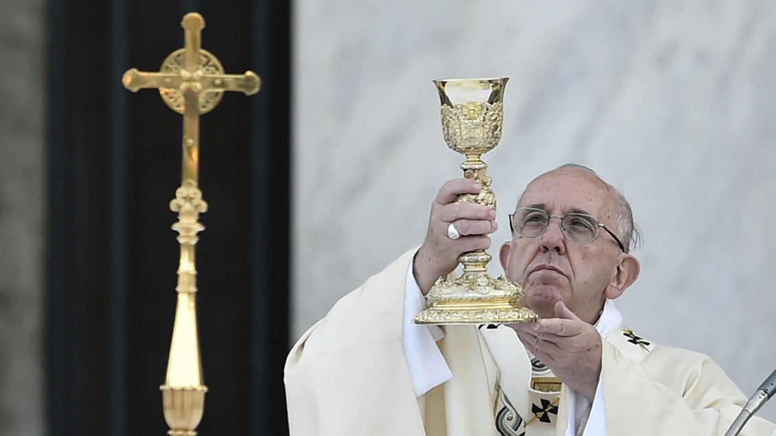 Papst Franziskus während eines Festgottesdienstes zu Fronleichnam 2016. In diesem Jahr verlässt er dazu die Stadt Rom.