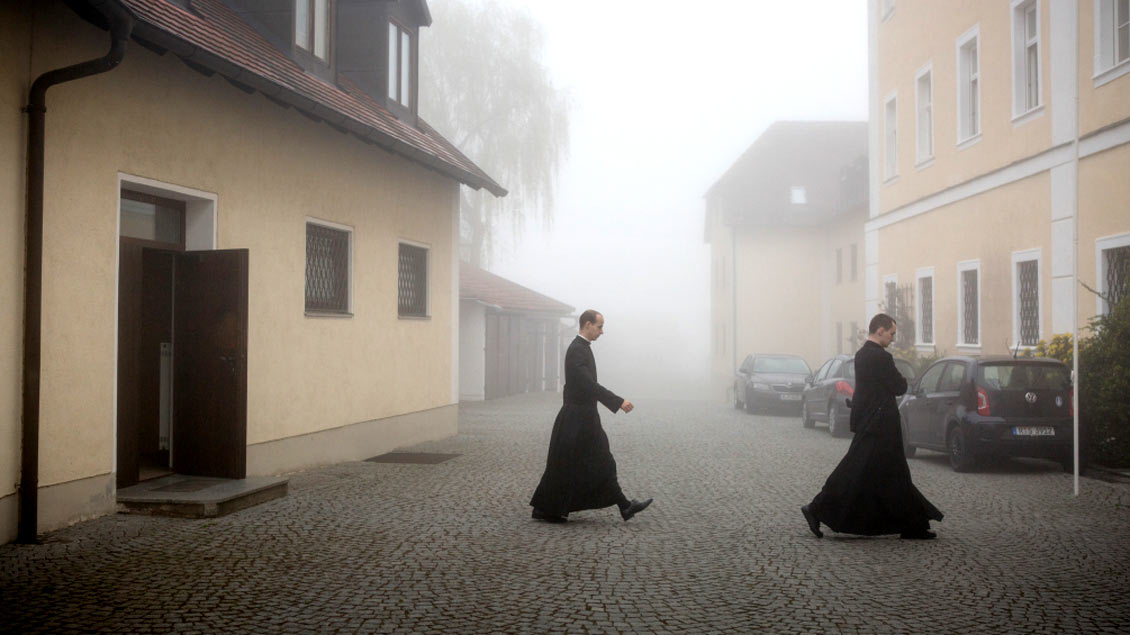 Seminaristen der Priesterbruderschaft St. Pius X. verlassen die Kirche des Priesterseminars im bayrischen Zaitzkofen.