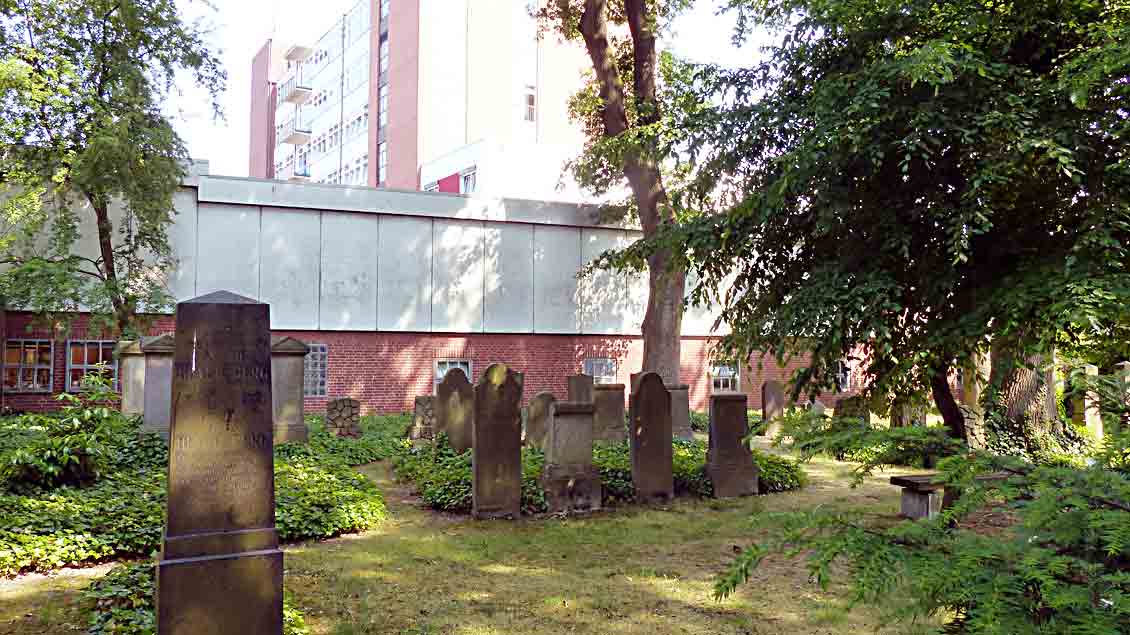 Der jüdische Friedhof vor der Leichenhalle und dahinter das Cloppenburger Krankenhaus.