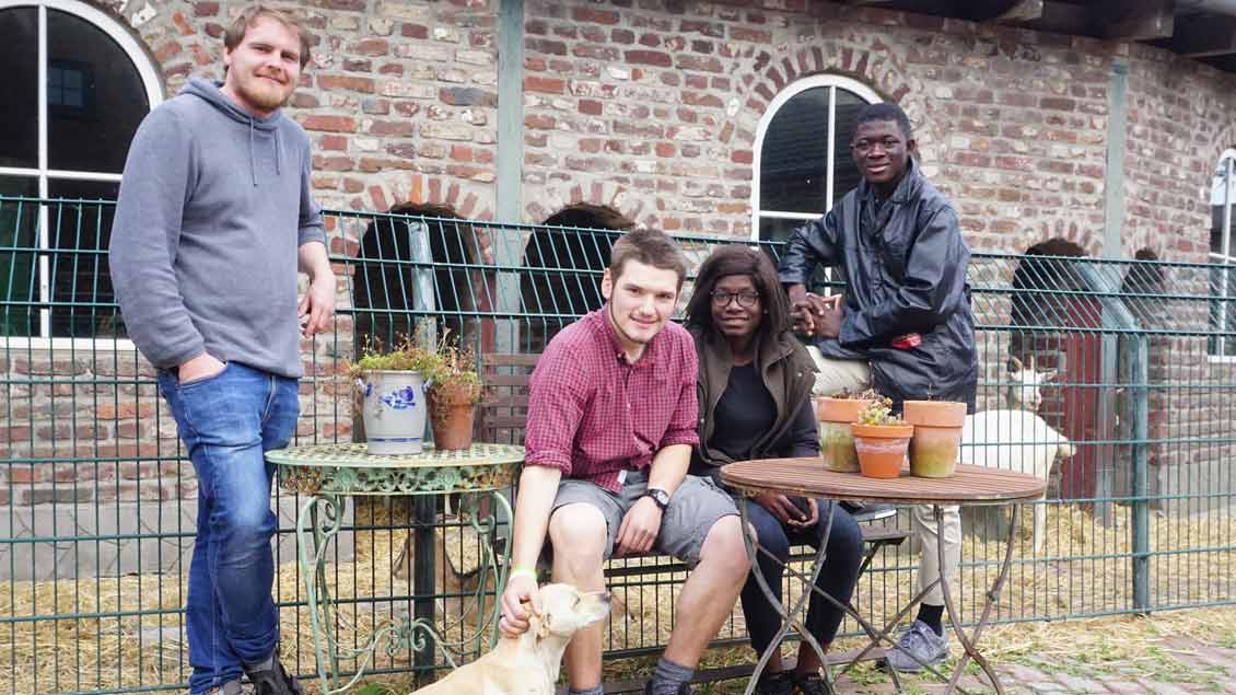 Begegnung am Niederrhein: (von links) Tobias Otte, Johannes Verhoeven und zwei Gäste aus Ghana.      