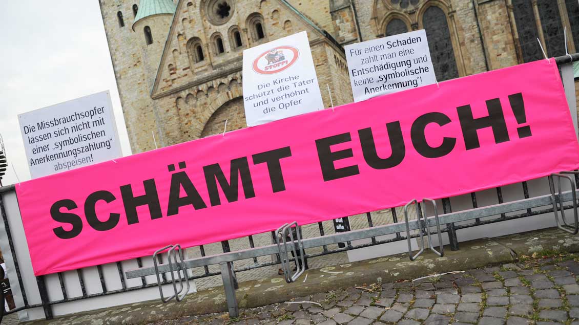 Der Umgang der Kirchen mit Fällen von sexuellen Missbrauch wird auch nach Jahren der Aufarbeitung weiter kritisch gesehen. Hier eine Demonstration bei der Vollversammlung der Bischofskonferenz 2011 in Paderborn.