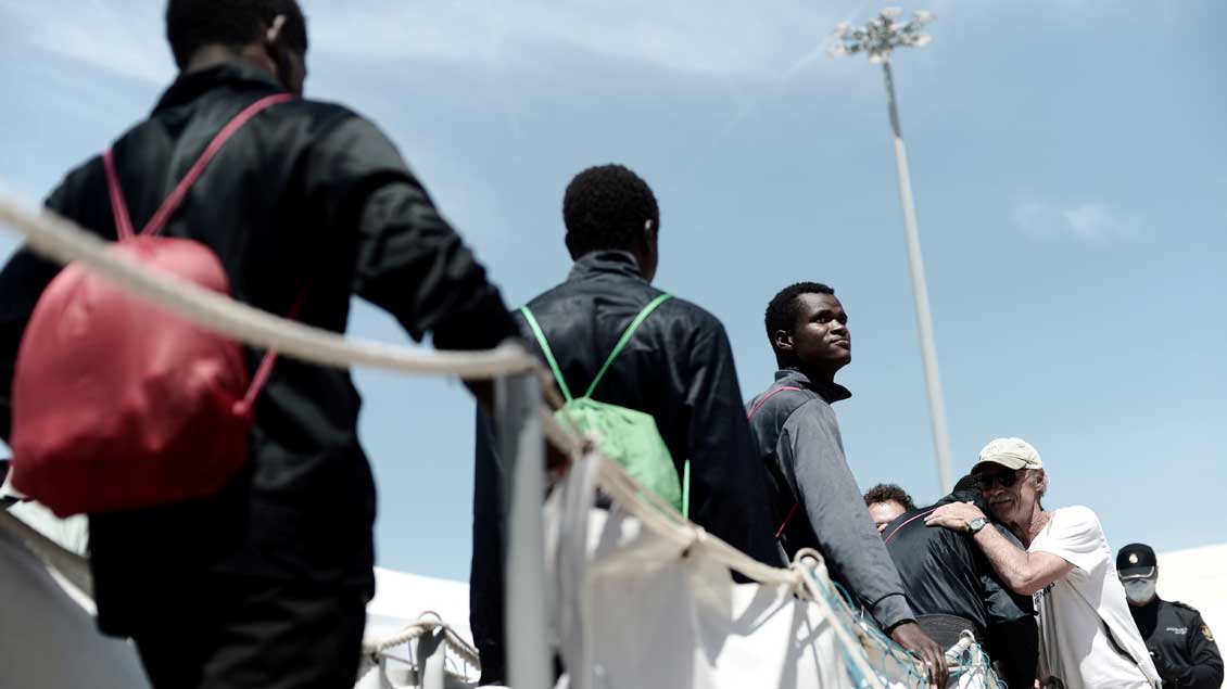 Flüchtlinge verlassen das Rettungsschiff „Aquarius“