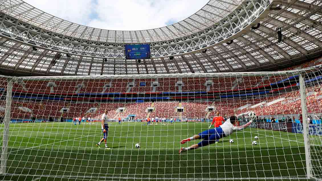 Russlands Spieler trainieren im Luschniki-Stadion in Moskau für das Eröffnungsspiel, das dort am Donnerstag angepfiffen wird.
