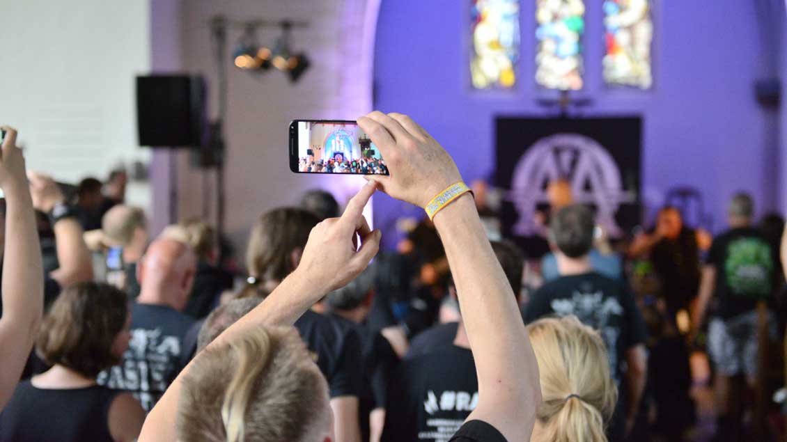Während eines Metal-Konzerts in der evangelischen Kirche von Wacken.