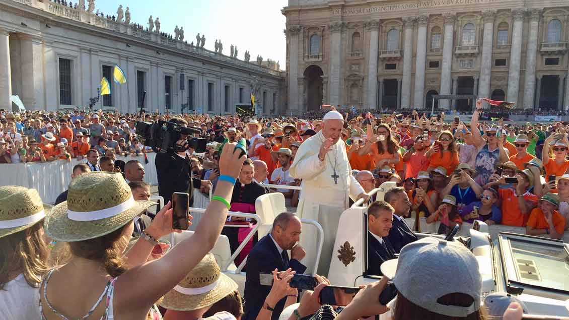 Papst Franziskus fuhr im Papamobil über den Petersplatz.