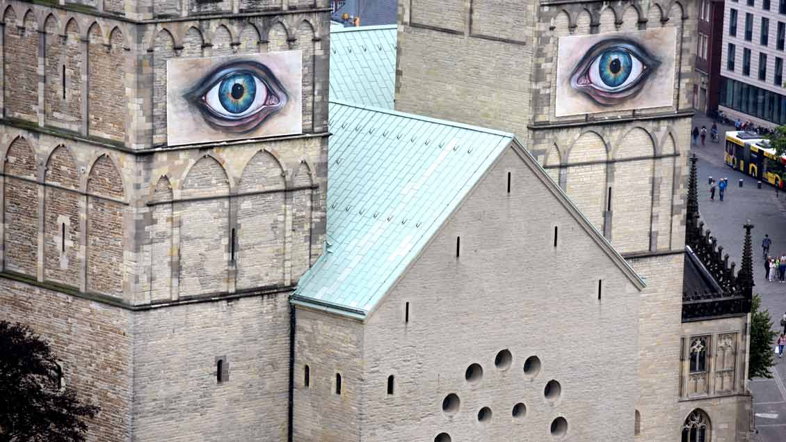 Markantes Detail der Ausstellung „Suche Frieden“ an und in Münsters Dom: die Installation „Auge für Auge“ von Pascale Feitner.