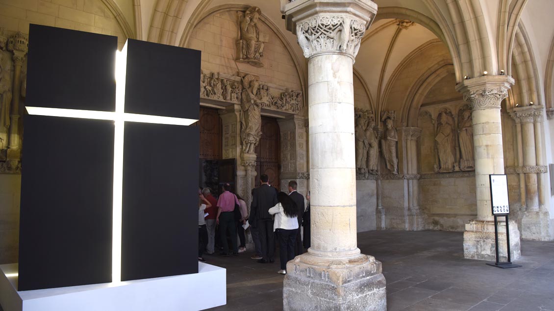 Im Rahmen der Ausstellung "Biete Frieden" werden noch bis zum 10. Oktober Werke junger Künstler der Kunstakademie Münster im und am St.-Paulus-Dom gezeigt - wie hier im "Paradies" der Kathedrale.