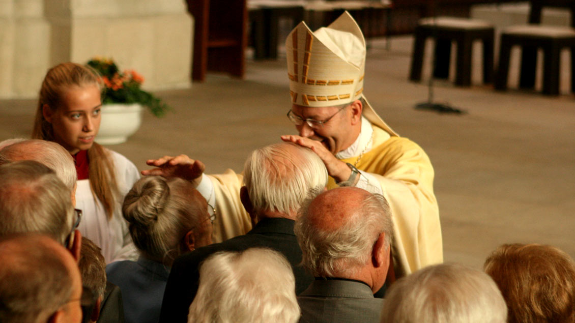 Der persönliche Segen unter anderem durch Weihbischof Zekorn war für die Jubelpaare der Höhepunkt des festlichen Gottesdienstes im Münsteraner Dom.