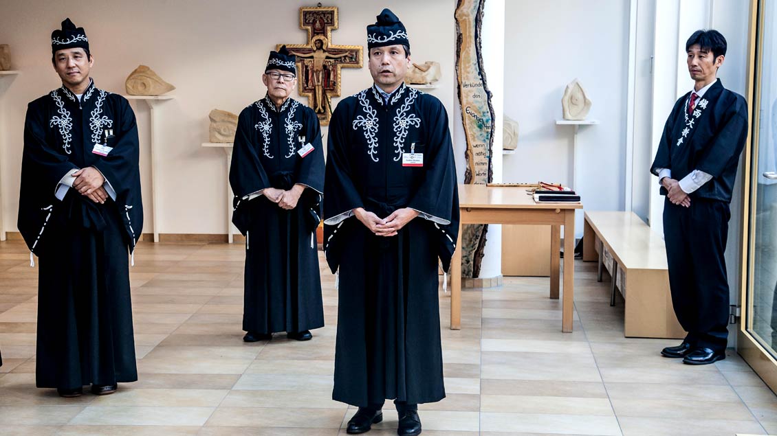 Geistliche der aus dem Shintoismus hervorgegangenen japanischen Tenrikyo-Bewegung beim Weltfriedenstreffen der katholischen Gemeinschaft Sant‘ Egidio 2017 in Osnabrück und Münster. 