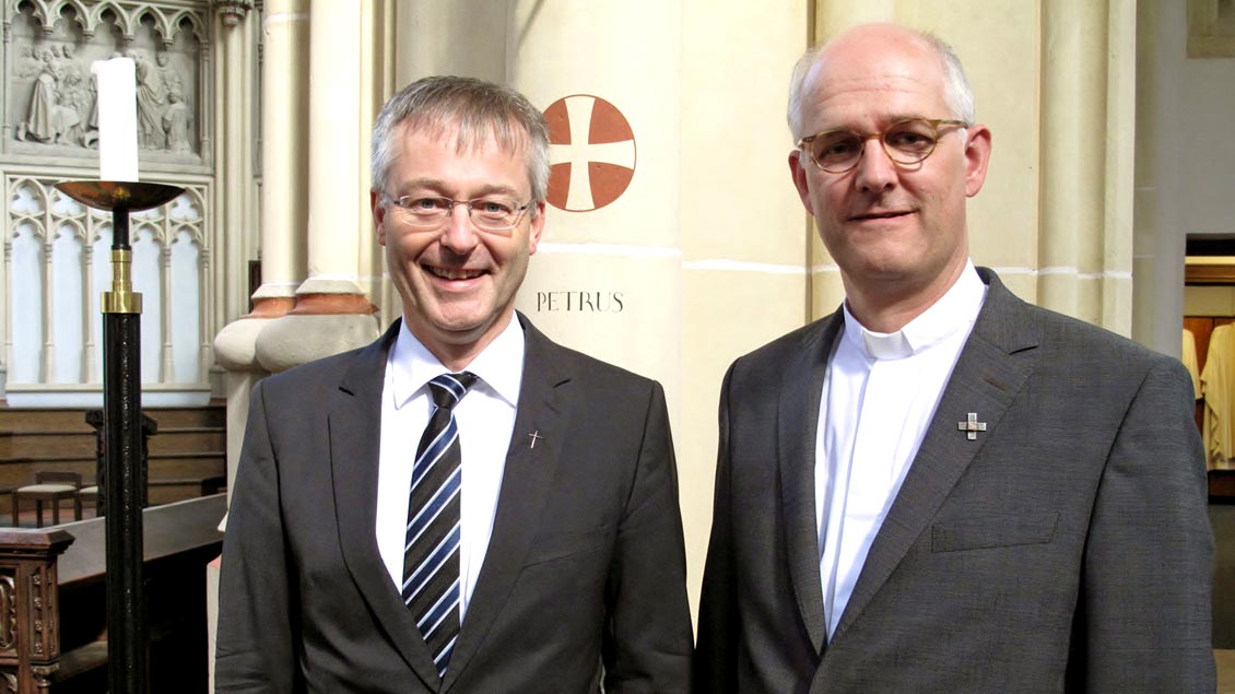 Generalvikar Norbert Köster (links) verabschiedete Clemens Lübbers als Leiter der Schulpastoral in der Hauptabteilung Schule und Erziehung im Bistum Münster.