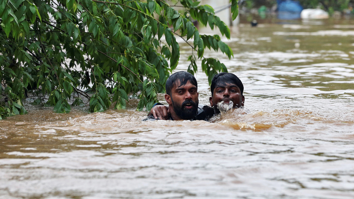 Rettung eines Ertrinkenden im Bundesstaat Kerala in Indien.